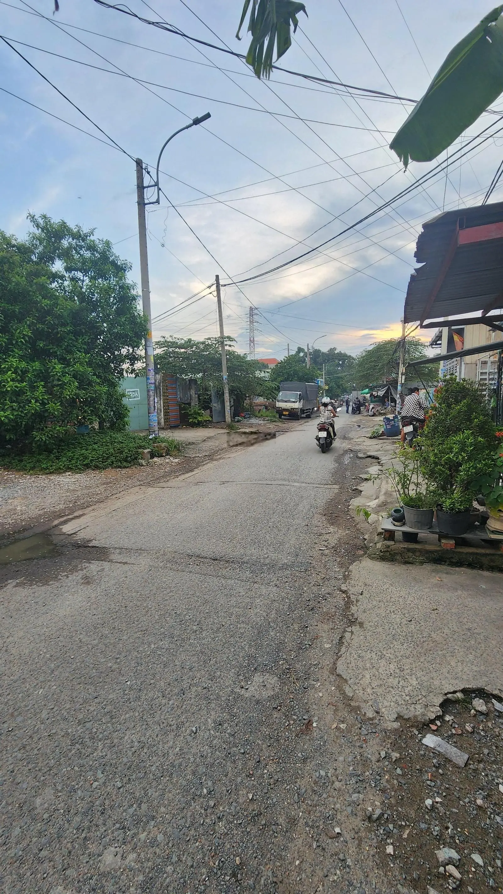 Bán Đất Tặng Nhà Xưởng Mặt Tiền Kinh Doanh An Phú Đông 25.DT. 7.7M x 72M. Thổ cư . 417M2. GIÁ TỐT