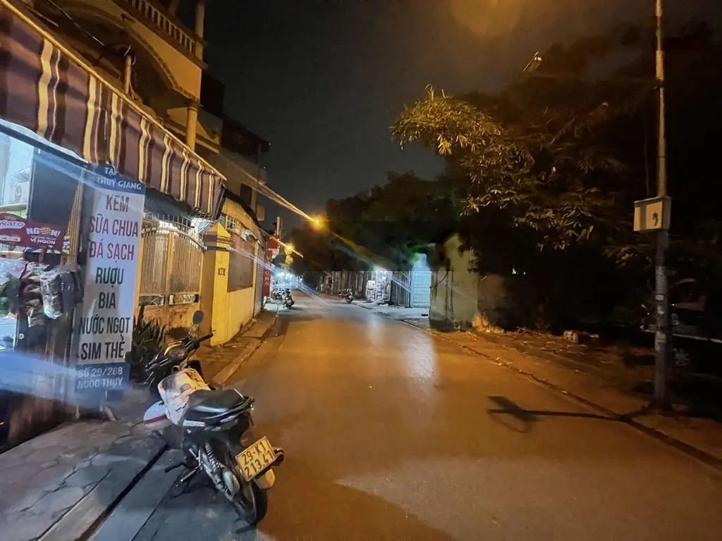 Mặt phố lớn vỉa hè rộng view công viên, 3 thoáng, sát cổng chợ. Kinh doanh sầm uất