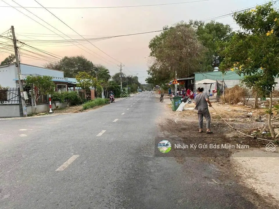 Hàng ngộp giá rẻ ngay trường THCS Tân Hiệp, 150m2 mặt tiền đường nhựa 8m, sổ hồng riêng