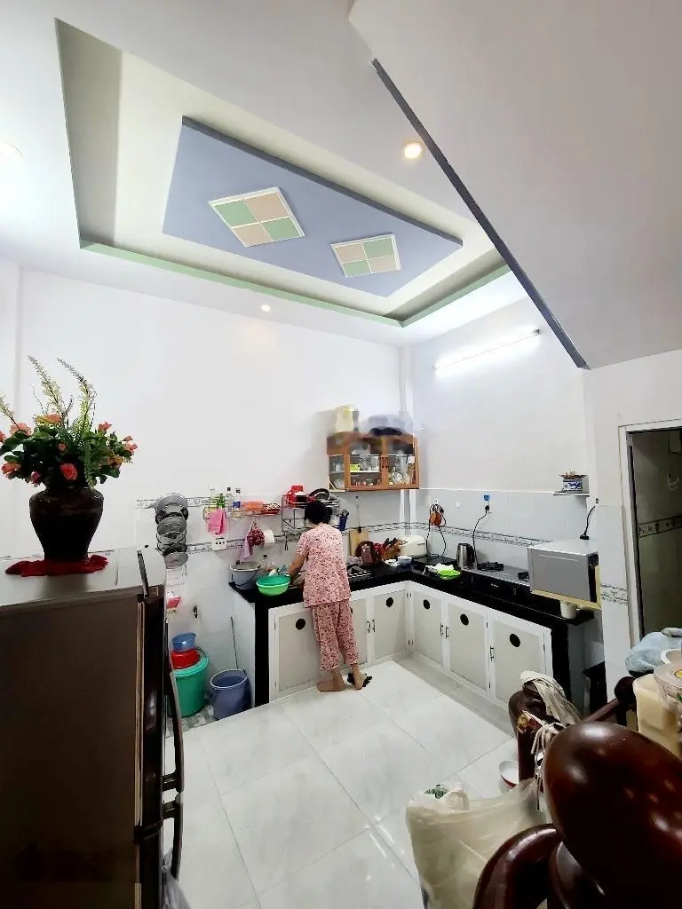 Hot, bán gấp nhà mới Chiến Lược, BT, 40m2, 2 tầng btct, hẻm xe hơi gần MT, chỉ 3 x tỷ