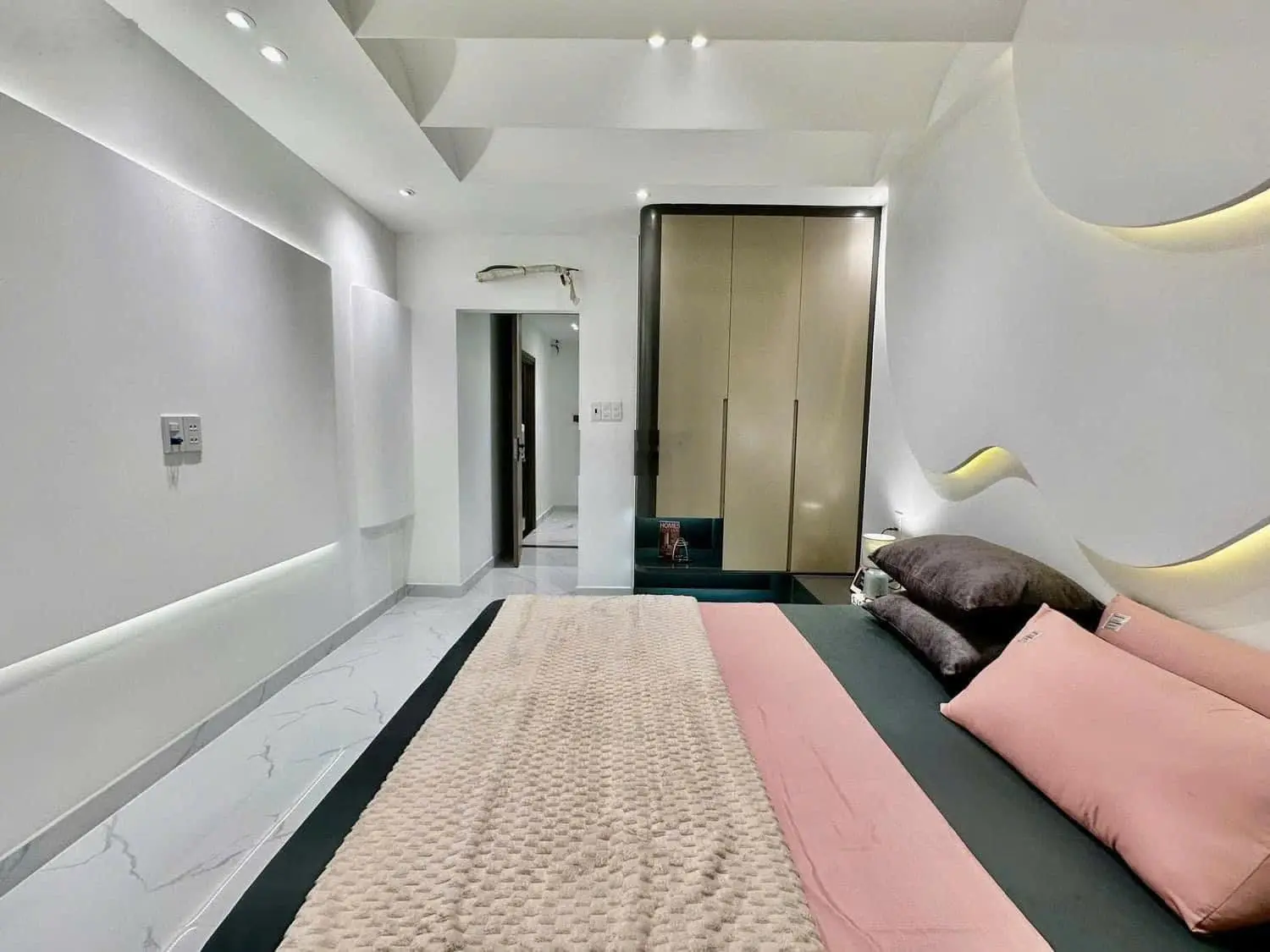 Cần tiền gấp bán nhà Bình Chánh 100m2, gần KCN vĩnh lộc, 5PN, SHR, đang cho thuê 9tr