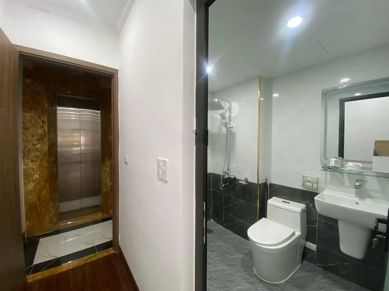 Bán nhà ngõ 444 Đội Cấn: 33m2, 7 tầng, thang máy, cách ô tô tránh 10m, giá 8.58 tỷ(tin thật 100%)