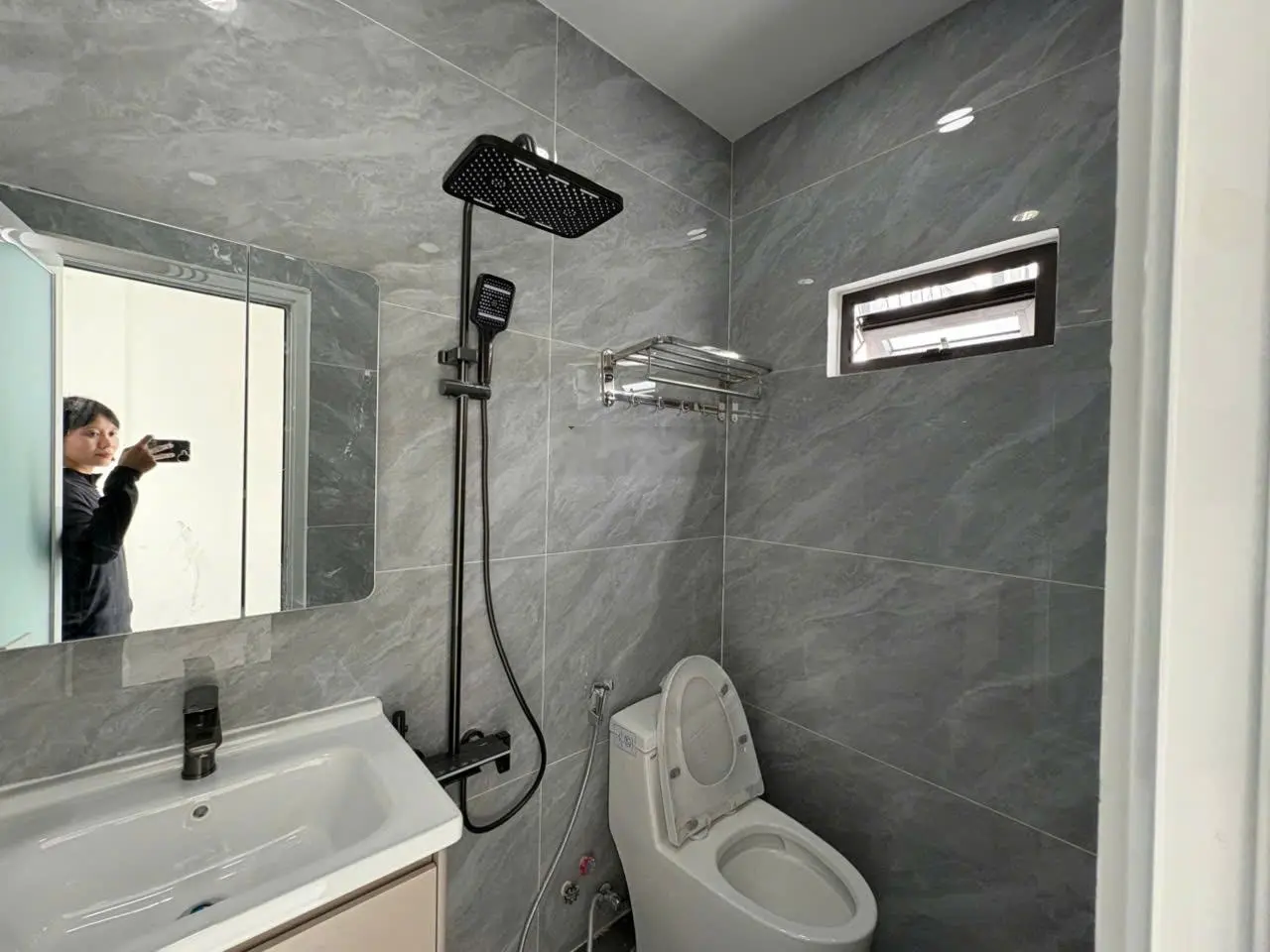 Siêu phẩm NHÀ HẺM 413 LÊ VĂN QUỚI, BÌNH TÂN HẺM 12M THÔNG 4 x 16.5m Trệt + lửng ngược + 3 lầu