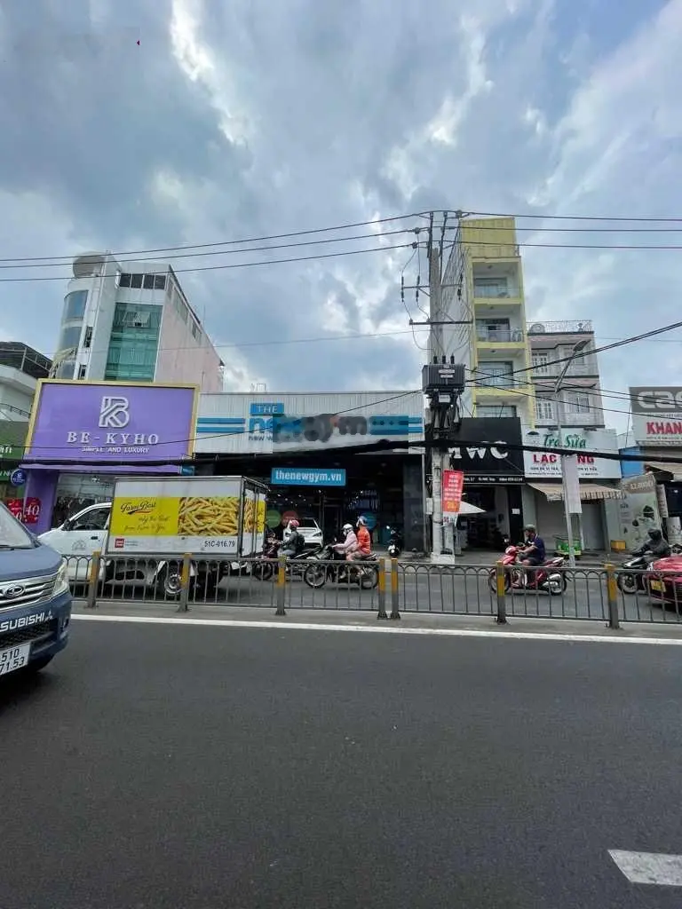 Bán nhà mặt tiền Nguyễn Thị Thập Quận 7, DT 11 x 38m, vị trí kinh doanh đông