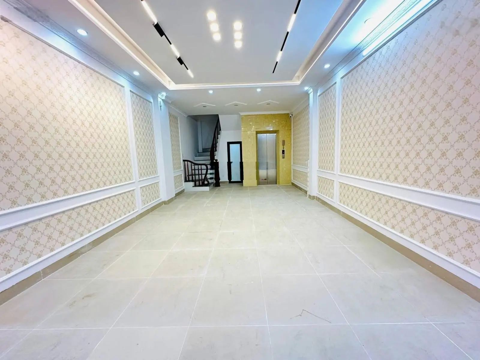 39 tỷ nhỉnh có nhà mặt phố Trung Kính - 8 tầng * 76.5m2 - ô tô tránh - view 3 mặt phố