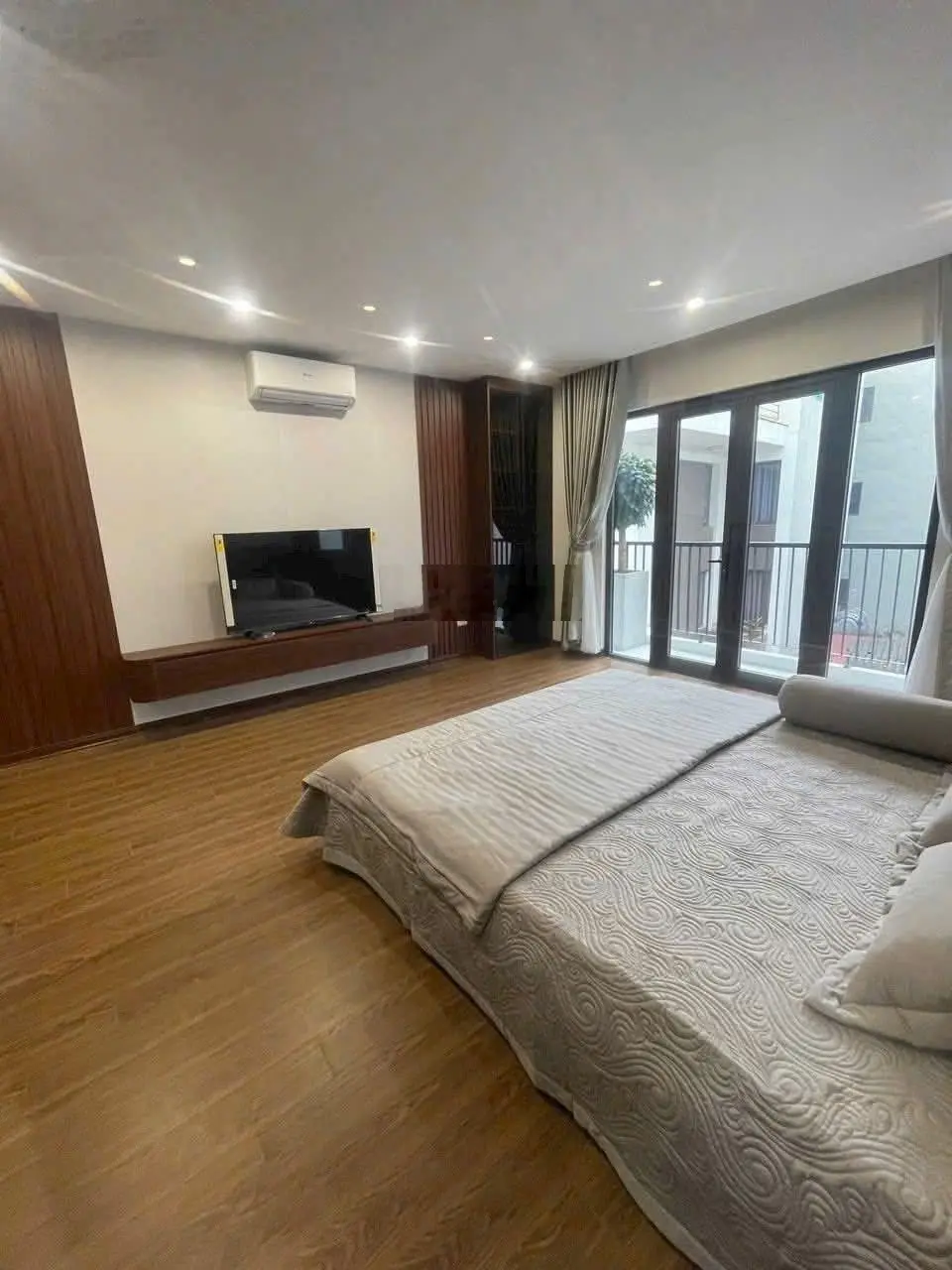 Siêu phẩm ngọc thụy,65m, 4 ngủ,thang máy ,,gara 2 ô tô,nội thất sang sịn,chỉ 17.5 tỷ