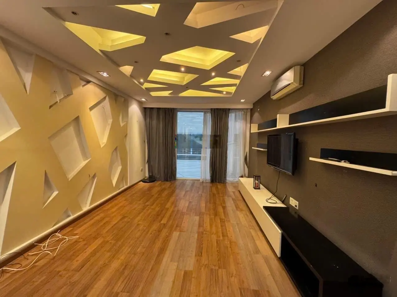 Phố nhật linh lang - ô tô tránh - 1 nhà ra phố - phân lô vip ba đình - kinh doanh 24/7 - 31.5 tỷ.