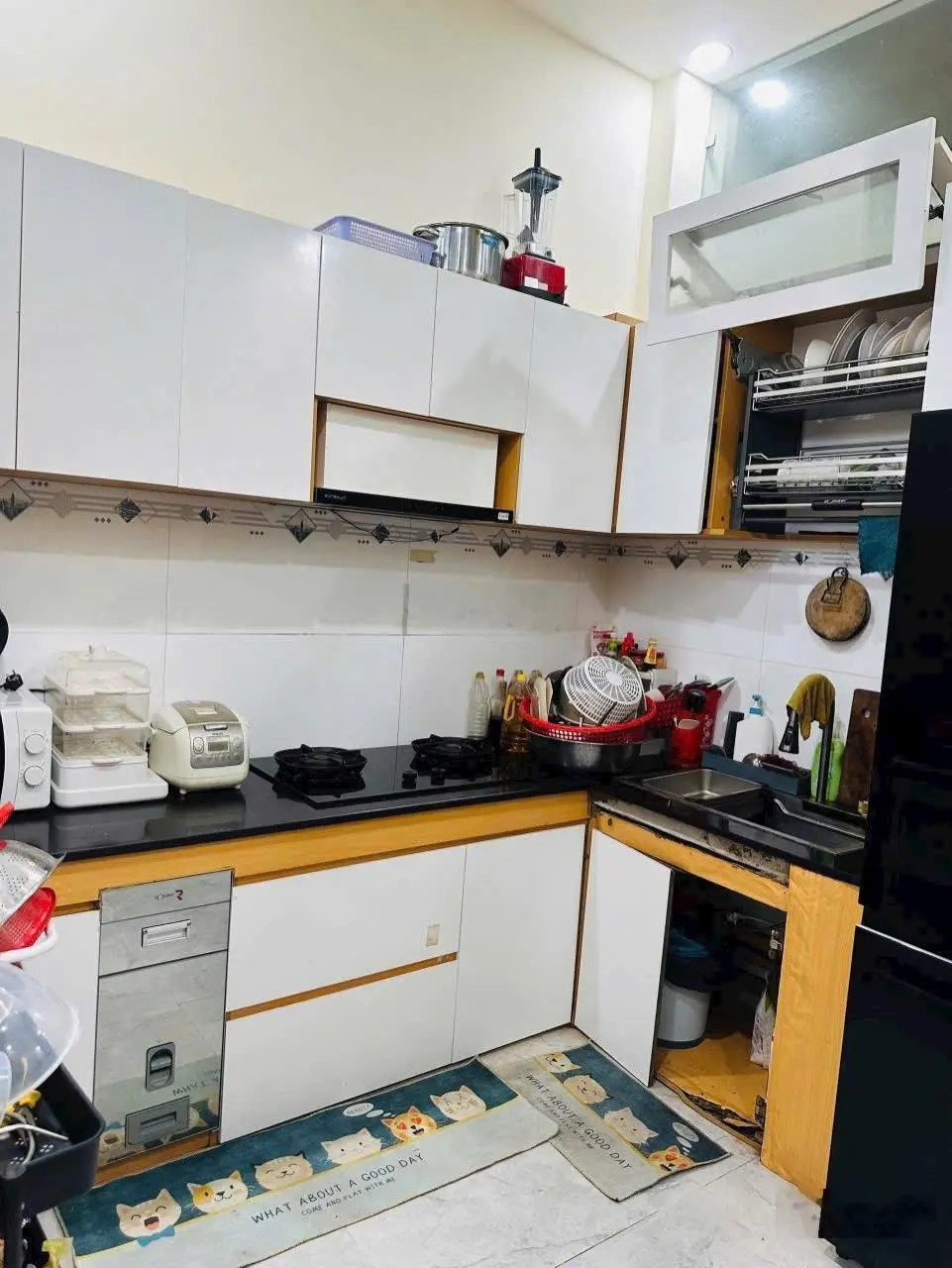 Nhà trệt - lầu - tum mặt tiền kinh doanh. Gần bệnh viện Dĩ An. DT: 82m2. Đường 82m. Giá: 4.5 tỷ TL