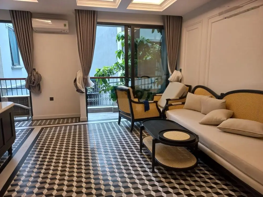 Bán nhà mặt phố Nguyễn Đình Hoàn, chỉ hơn 20 tỷ: 106m2 - 5T - vỉa hè rộng - ô tô dừng đỗ 2 chiều
