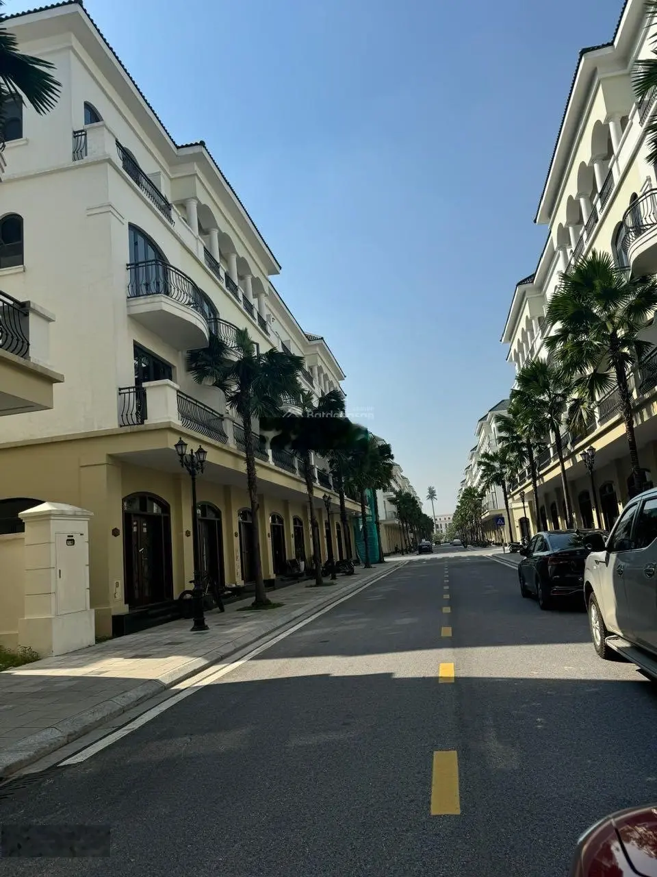 Chính chủ nhờ bán căn liền kề bé vị trí đẹp nhất vin2, full ban công có sổ đỏ rồi