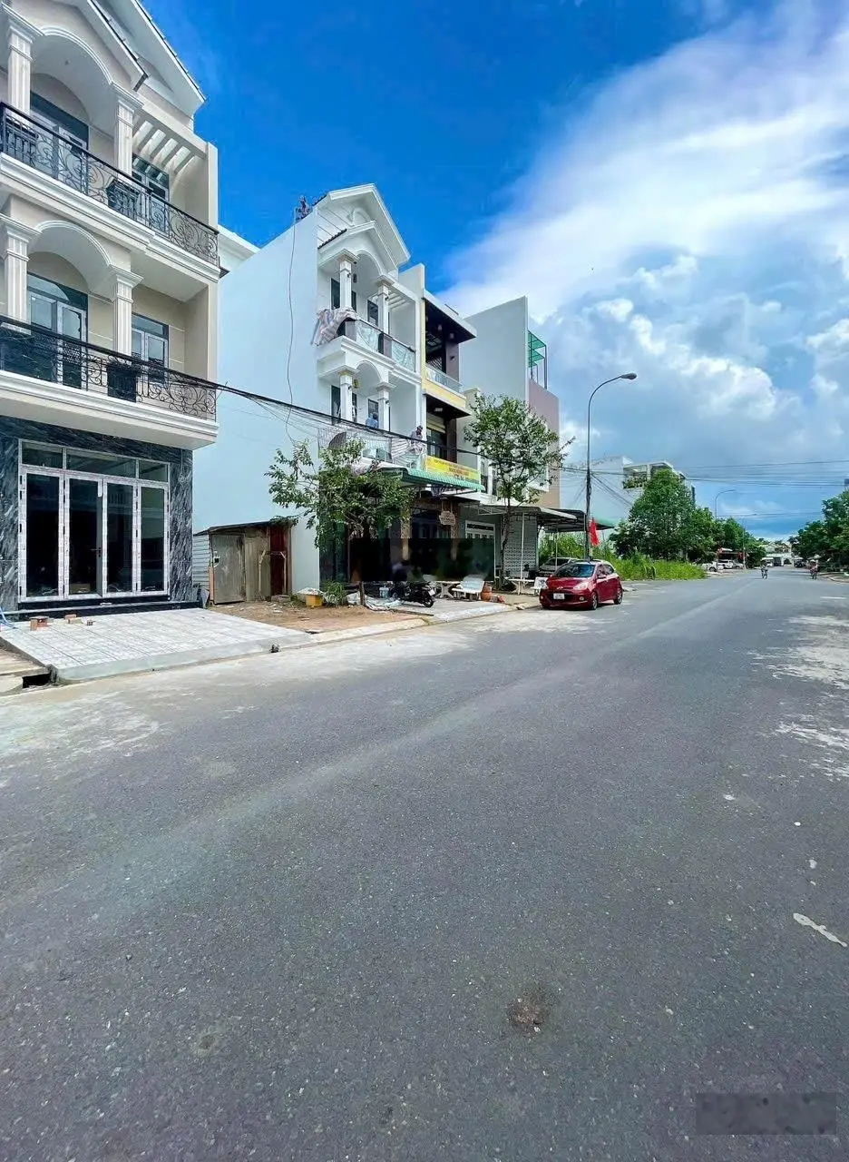 Bán nhà 2 mới 100% nội thất full sổ hồng hoàn công lộ 19m kế bên trường đại học Y Dược TP Cần Thơ