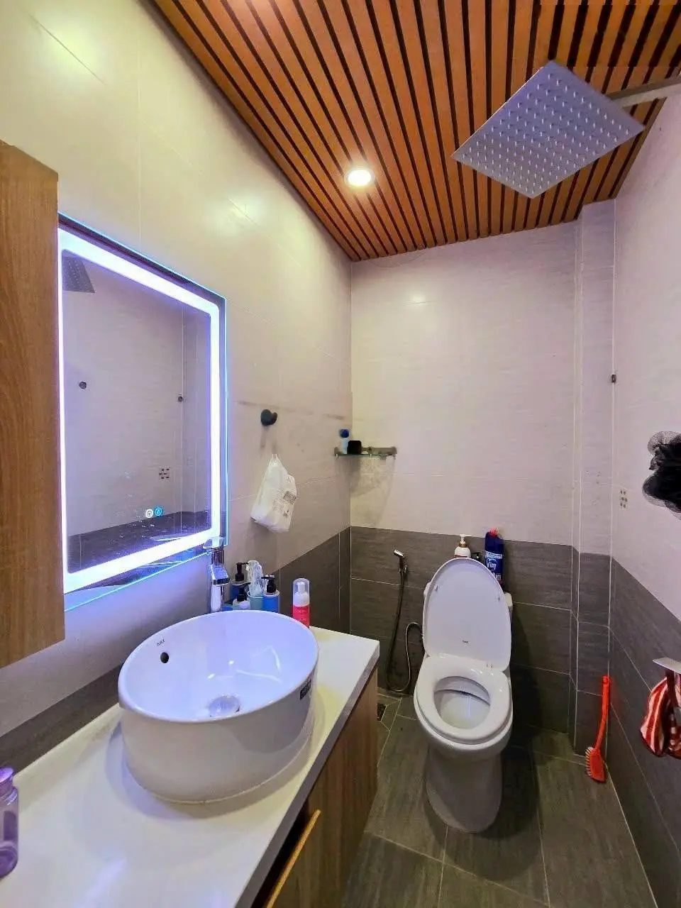 Bán gấp nhà trục đường Lã Xuân Oai Q9. DT: 4mx13m. Kết cấu: 2 tầng full nội thất giá bán: 3,6 tỷ