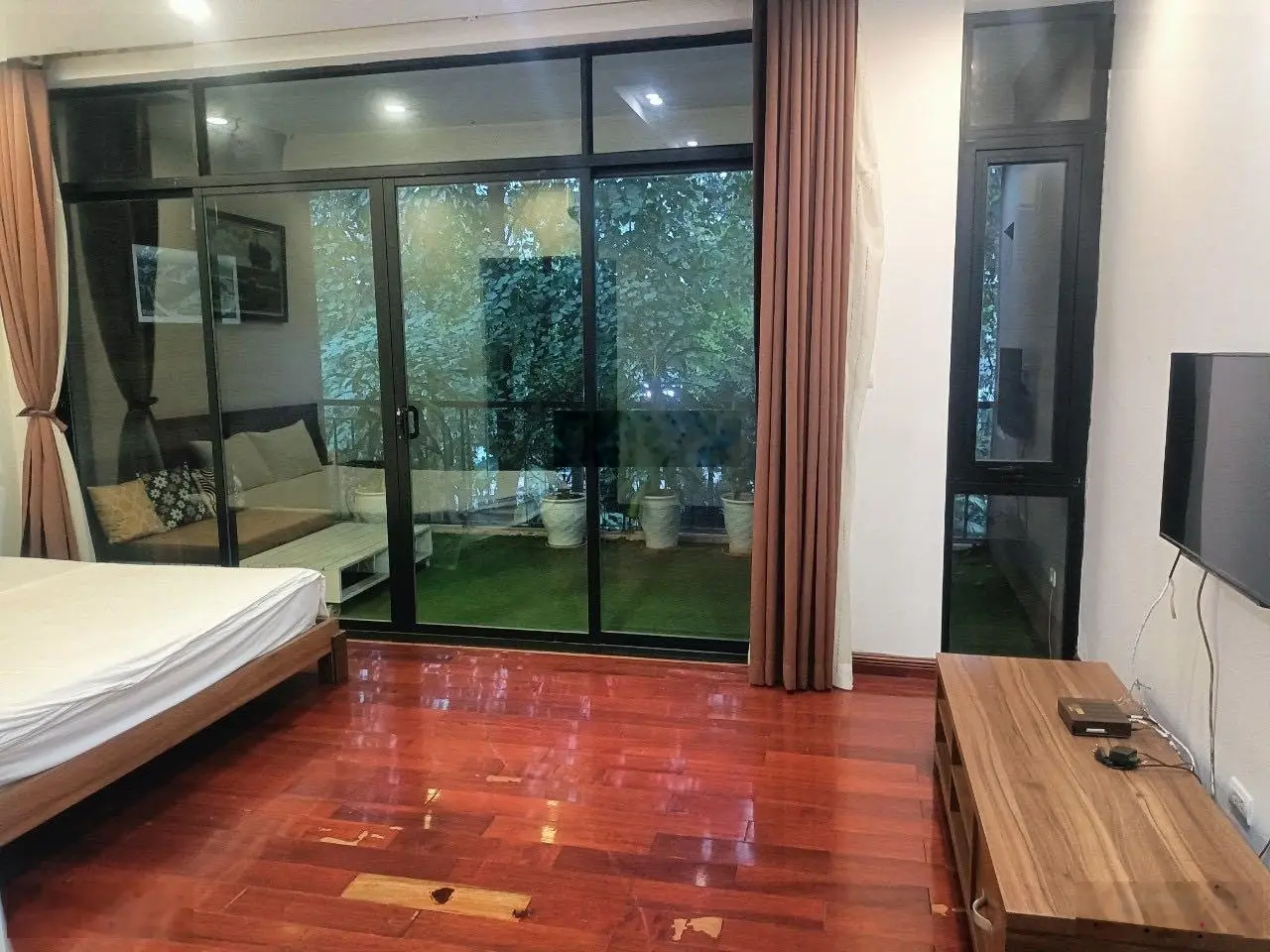 Bán biệt thự Hoàng Quyên 02 phòng ngủ, 180m2 giá 6,9 tỉ