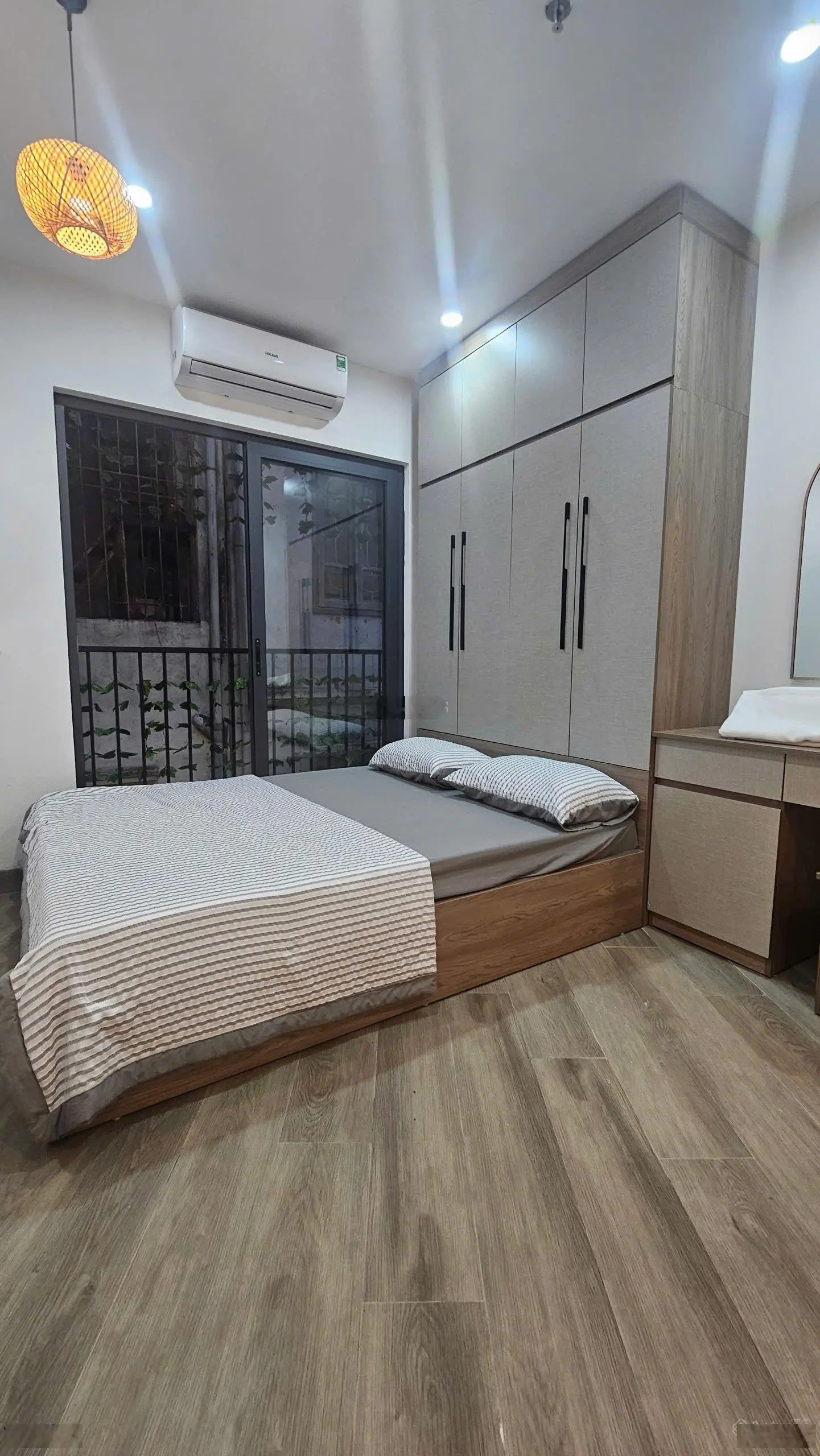 Nhà đẹp phân lô hai mặt tiền phố Phạm Văn Đồng, 15m ra phố. Ngõ rộng ba gác.