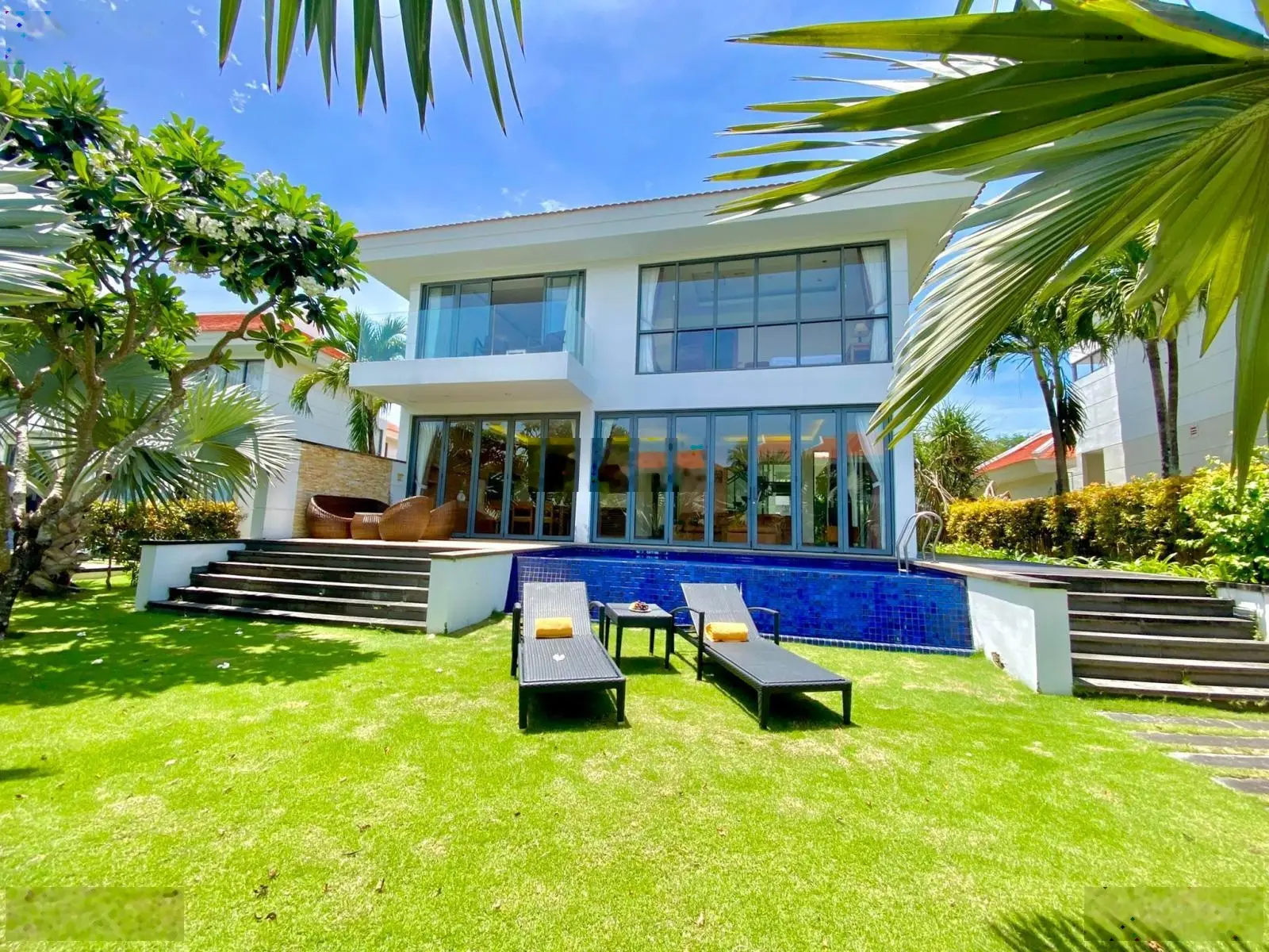 Cắt lỗ biệt thự 732.9m2, 4PN, Ocean Villas Đà Nẵng, sổ đỏ lâu dài full nội thất, hồ bơi sân vườn