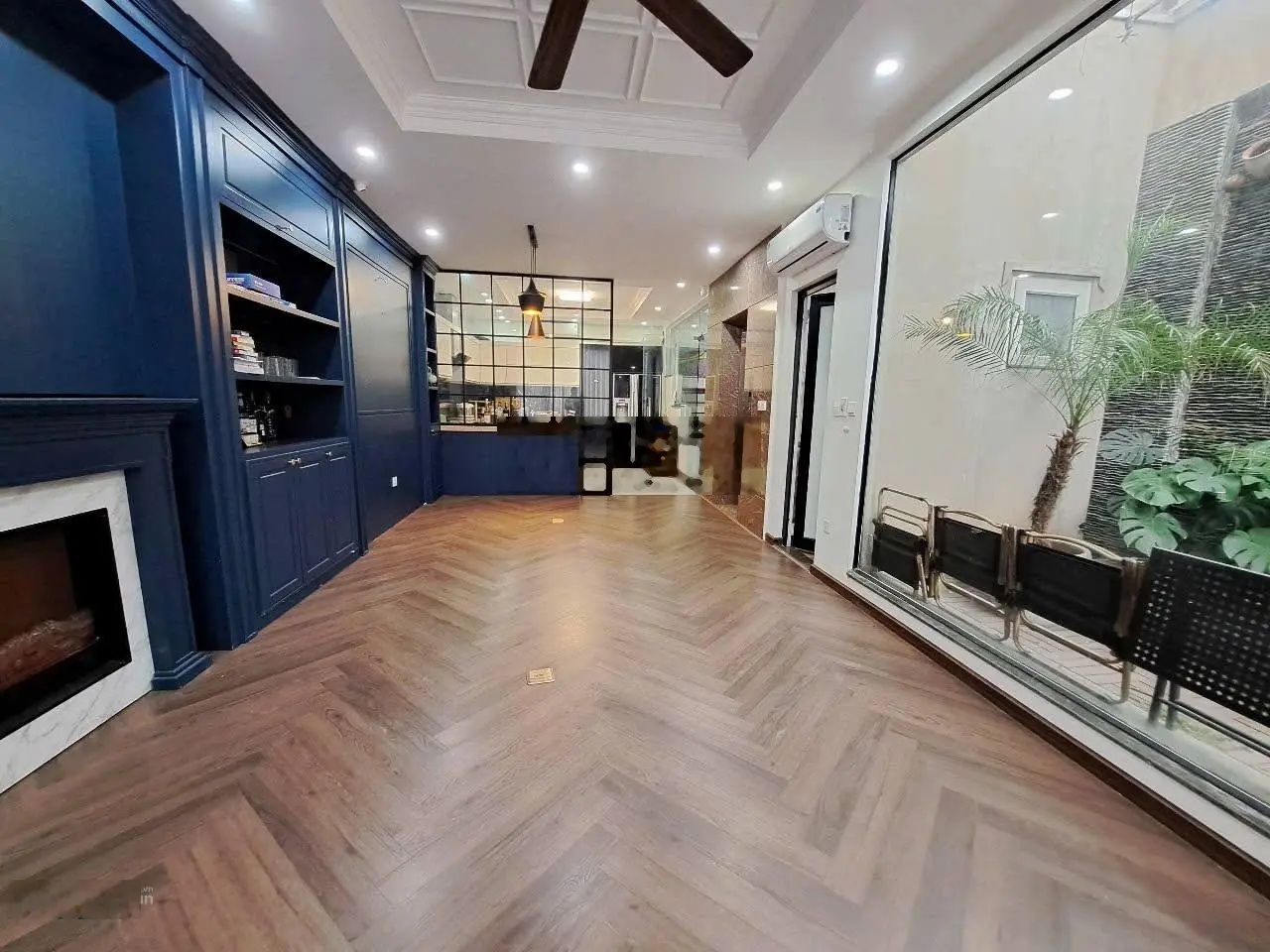 Bán gấp nhà mặt ngõ thông. Ô tô đỗ cửa. Thang máy. Đường Lê Trọng Tấn. 65m2 - 5 tầng
