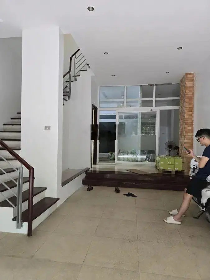 Bán nhà Phố Nguyễn Văn Huyên - Hồ Nghĩa Tân - Cầu Giấy 26.8tỷ 82m2 mặt tiền 5.6m Nở hậu !