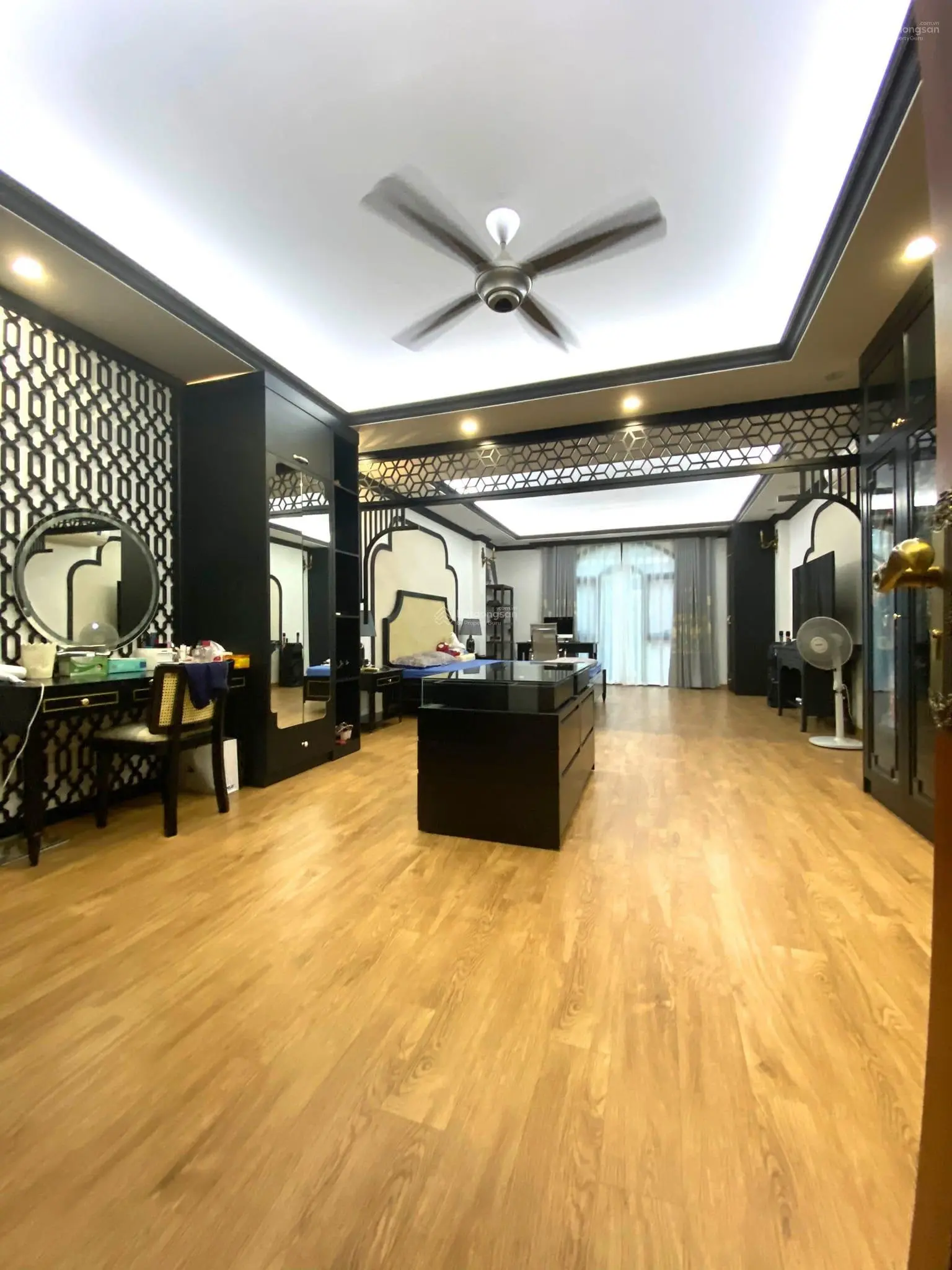 Bán tòa 10 tầng, thang máy, thông sàn Trung Hòa Trần Duy Hưng. 1 nhà ra phố lớn. DT 79m2x10 tầng.