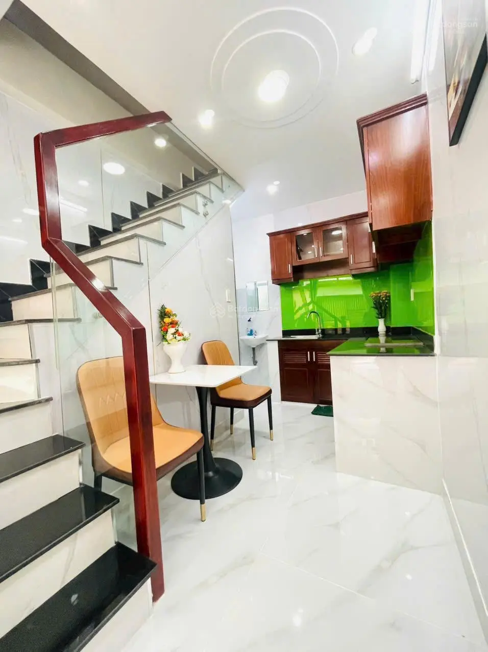 Bán nhà đúc 2 lầu hẻm xe tải thông, gần chợ Hạnh Thông Tây, trung tâm Gò Vấp, giá 3,79 tỷ