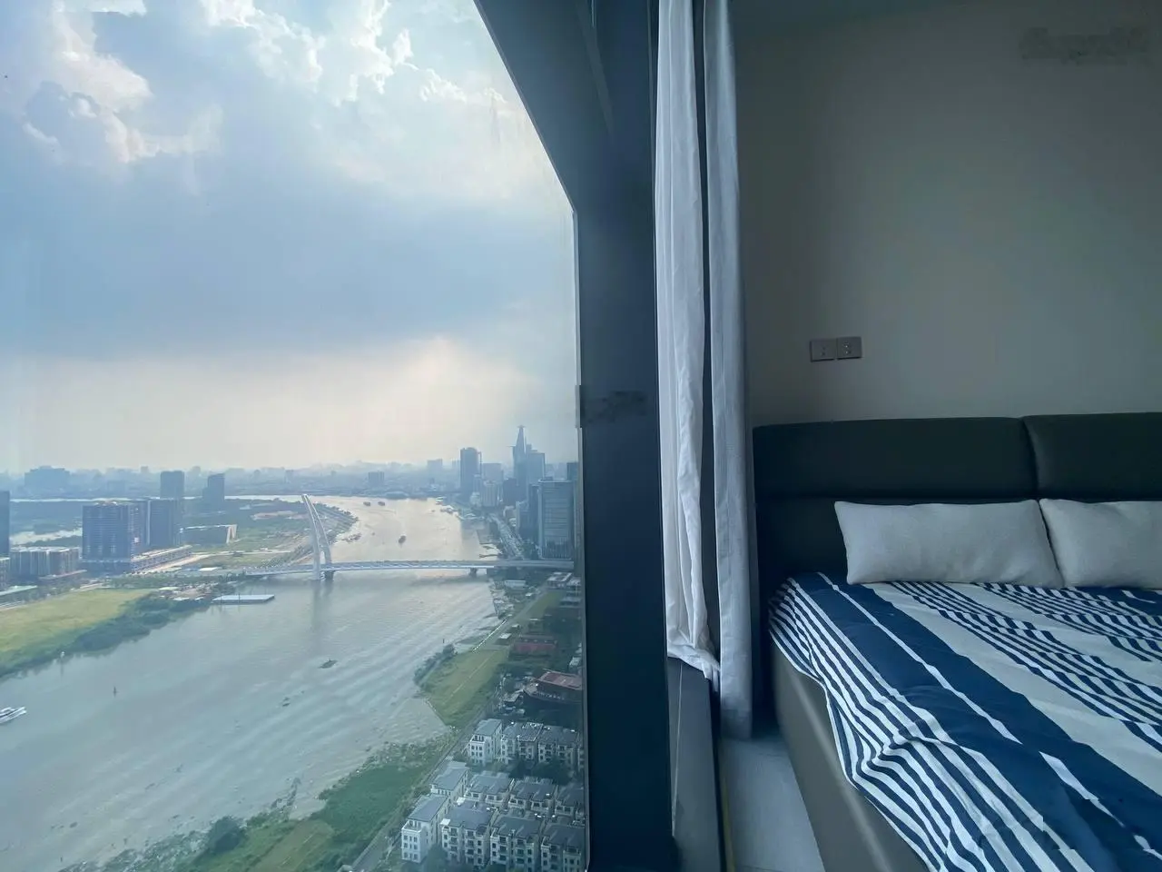 Sang sổ liền tay cần bán nhanh căn hộ Vinhomes Golden River 2PN 9,8 tỷ 79m2