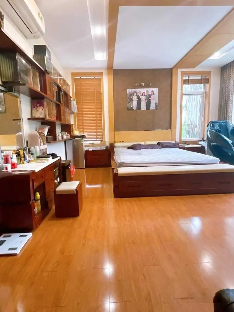Bán biệt thự sân vườn 3 thoáng vị trí đẹp nhất khu Việt Hưng 230m2 x 4 tầng. LH 0967 066 ***