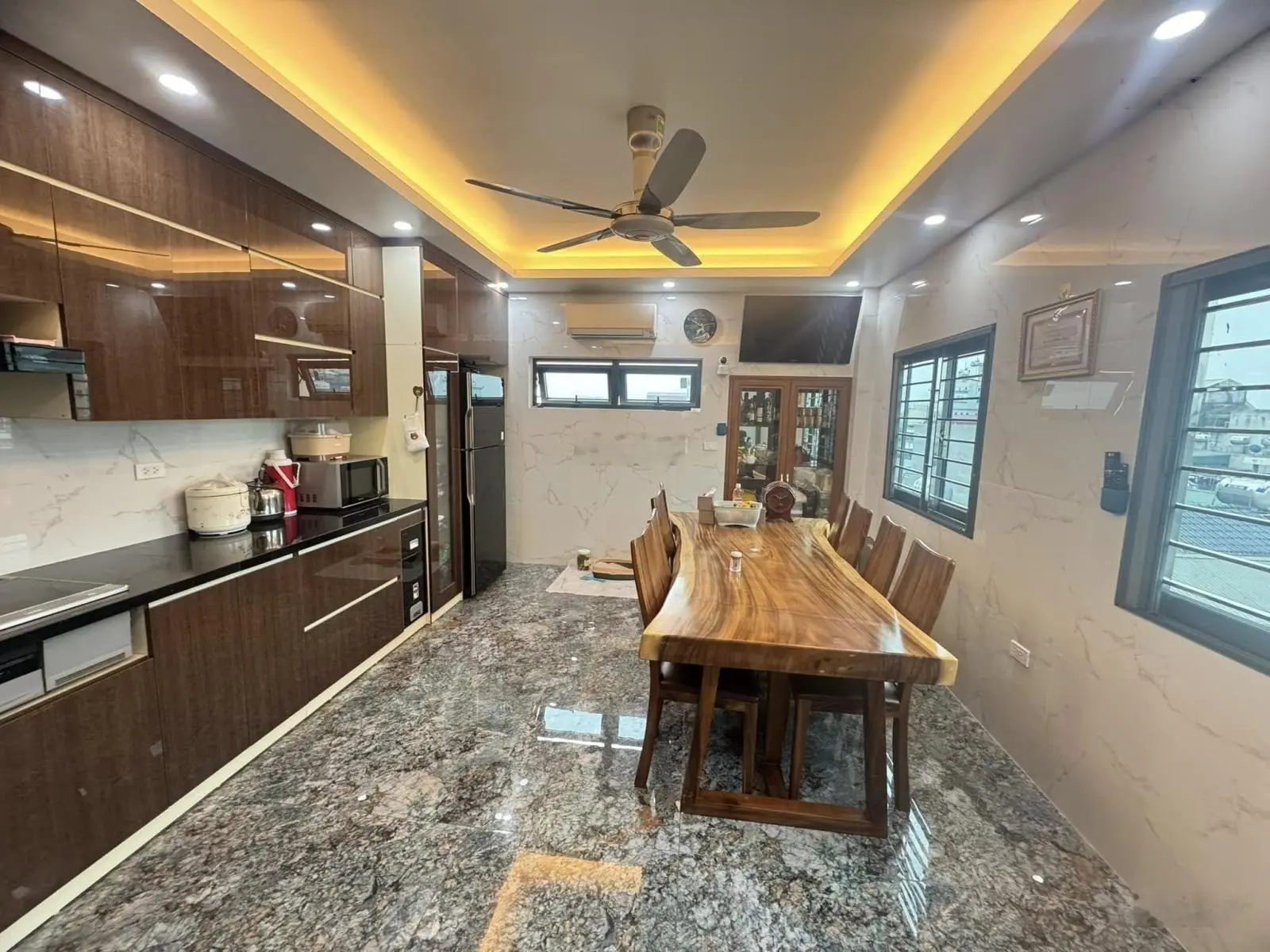 Đầu tư ngon - Thạch Bàn 53m 5tầng ô tô đỗ 5-7 cái bên cạnh nhà - giá chỉ 5.55tỷ full đồ.