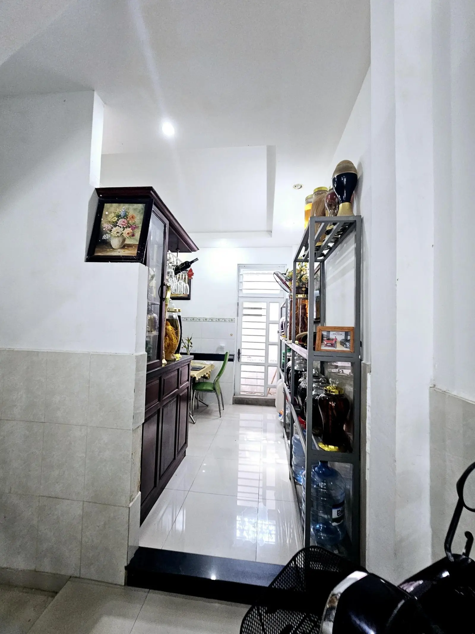 Bán nhà trệt 2 lầu có Hoàn Công ngay Trần Hưng Đạo chợ Dĩ An sân xe hơi 7c 3 phòng ngủ nhà xây ở