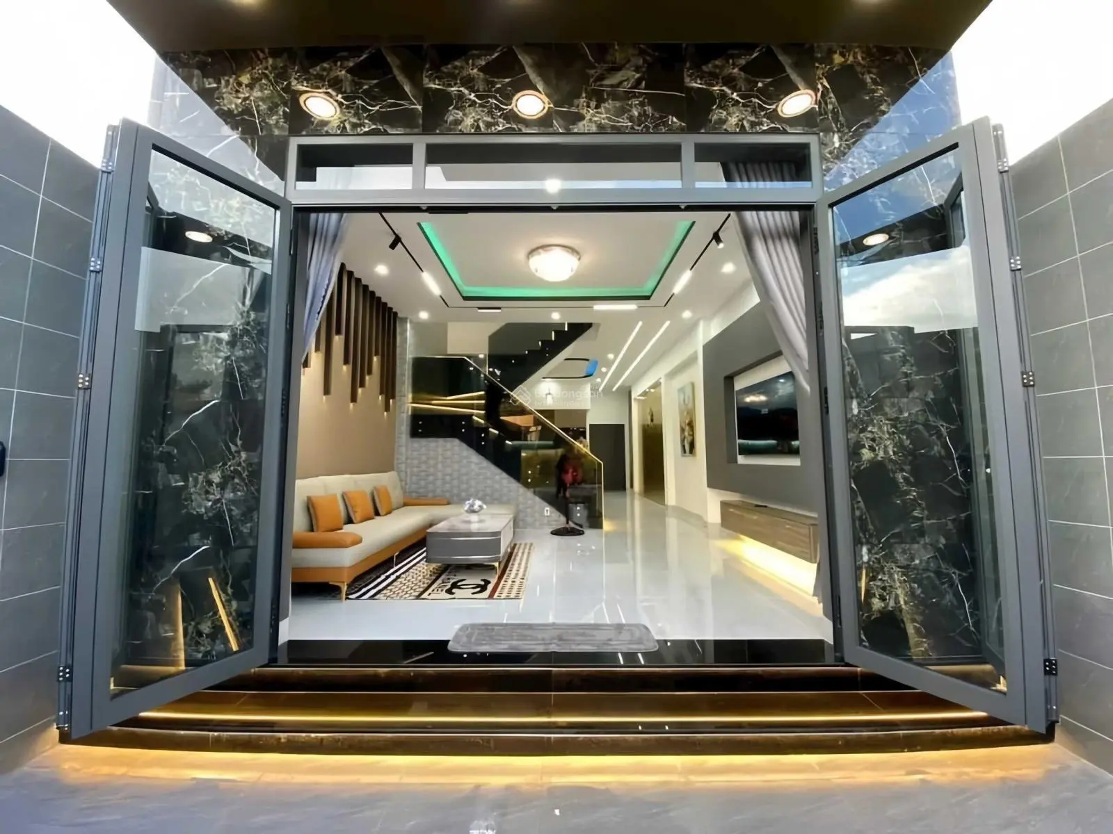 Cắt lỗ 300 triệu nhà mặt tiền chợ Bình Chánh 110m2 giá ngộp sổ hồng riêng