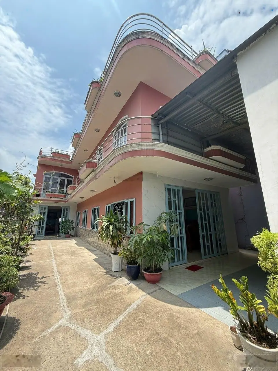 Bán nhà mặt tiền - Tô Ngọc Vân. Ngang 9m6 dài 26m