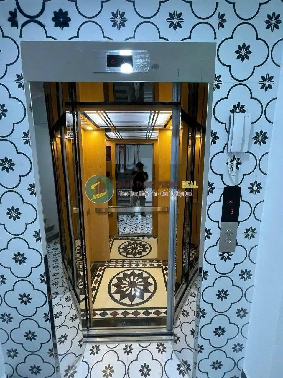 Giảm 5 tỷ bán gấp CHDV Q7 mới 100% - sẵn nội thất nhập & dòng tiền 2tỷ/năm - giá chỉ còn 32 tỷ TL