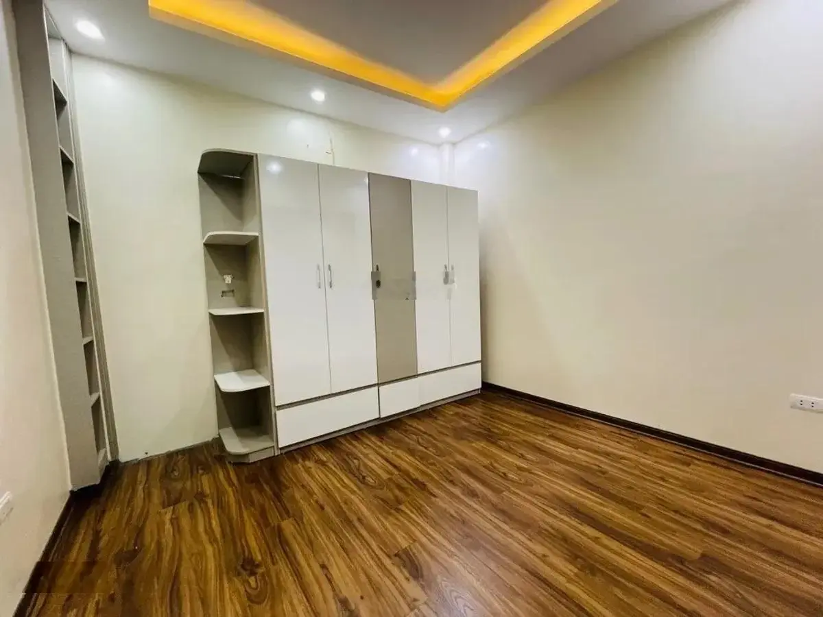 BÁN NHÀ CẦU GIẤY-Ô TÔ ĐỖ CỬA - VÀI BƯỚC RA PHỐ - 40M - 5 TẦNG - TIỆN ÍCH - HƠN 7 Tỷ