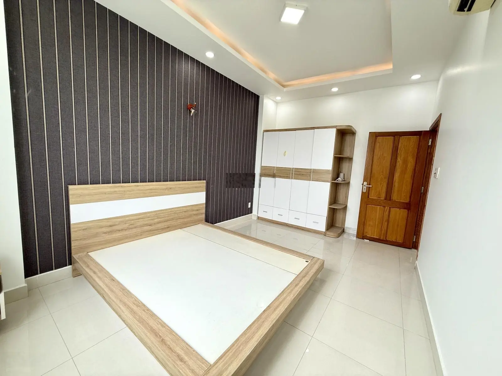 Bán nhà KDC Hiệp Thành 3, nhà 1 trệt 2 lầu 4 phòng ngủ, sân oto nhà đã hoàn công