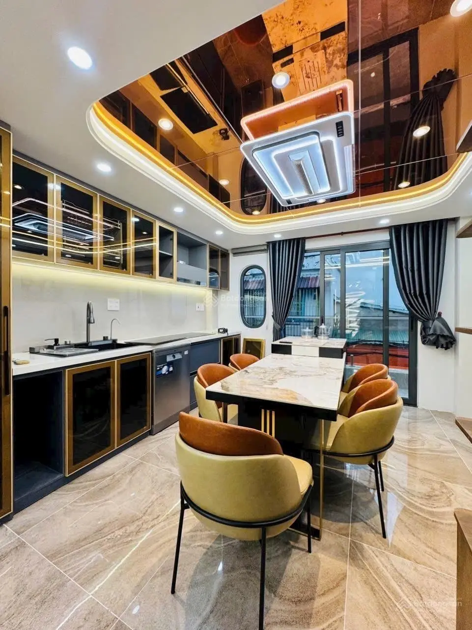 + HẺM XE HƠI. + Nhà xây dựng theo phong cách hiện đại, nhà 1 trệt, 1 lửng, 3 lầu. + Nhà 4 phòng