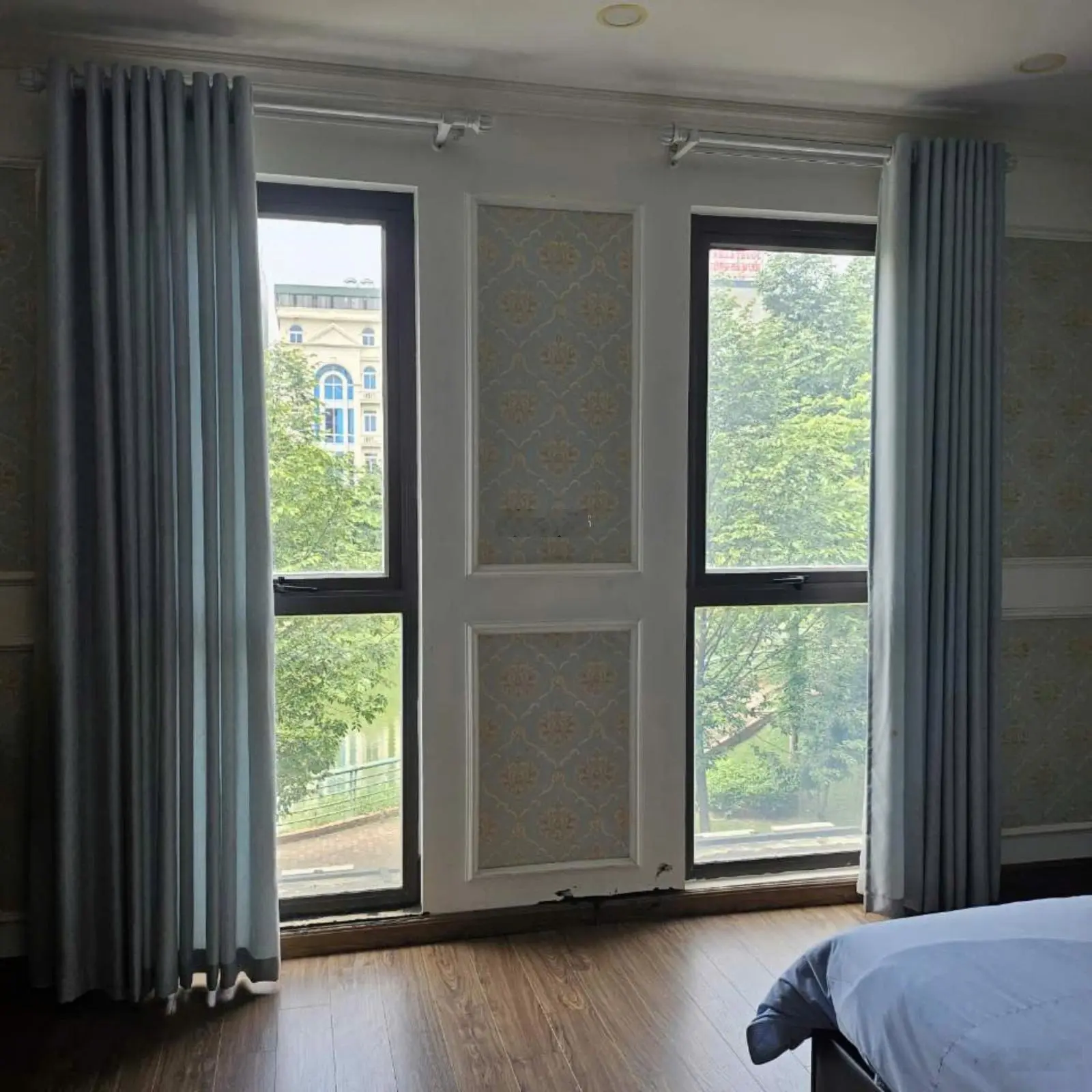 Em cần bán khách sạn view hồ 129m2, MT 10m, 20 phòng, K15 phường Ninh Xá, đang cho thuê 100tr/tháng
