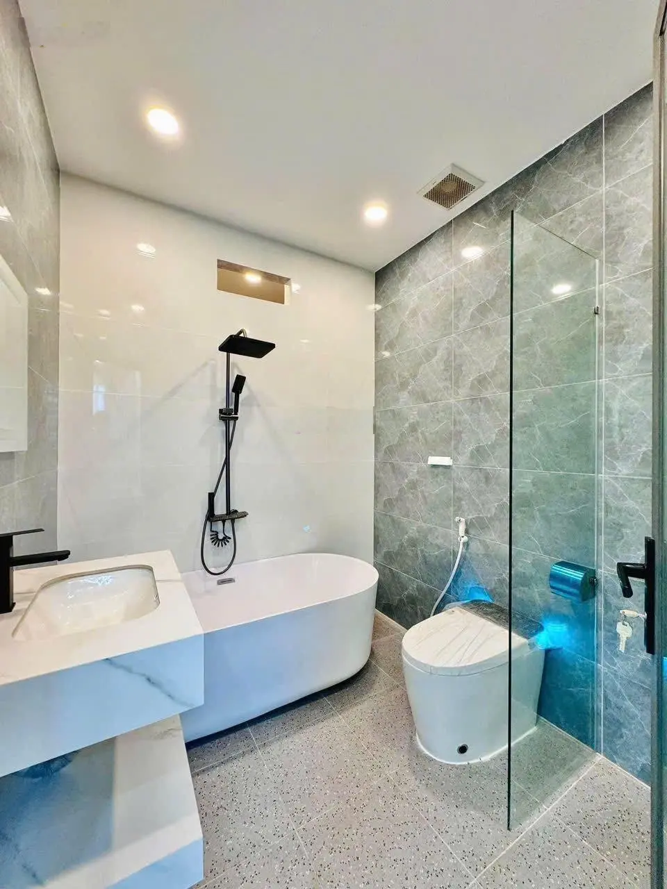 Bán căn nhà đẹp 54m đường Lê Thánh Tôn, P Bến Thành, Q1, TpHCM giá bán 3tỷ900. Gần chợ, hẻm 6m