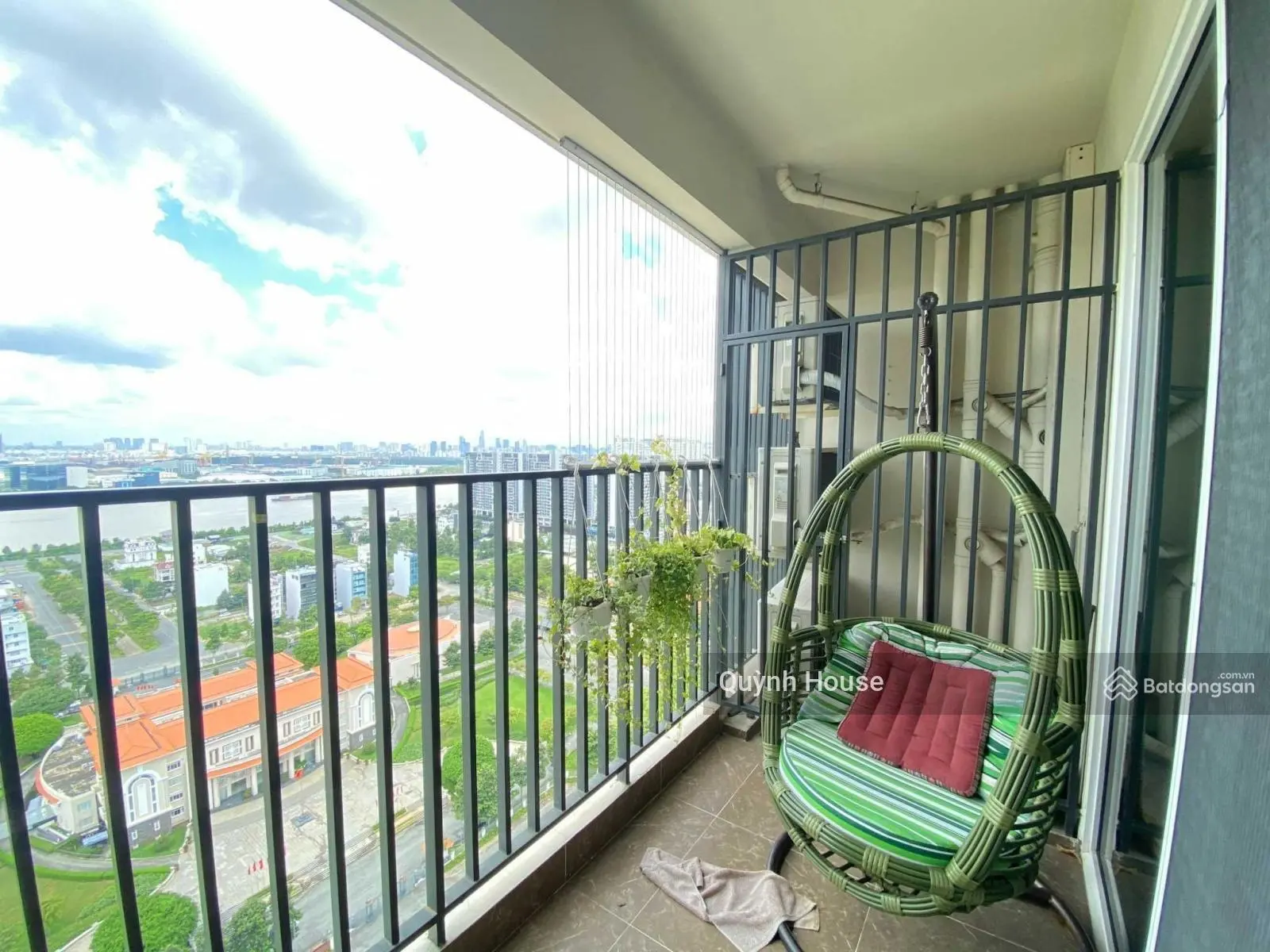 Tin trực tiếp chính chủ - 4phòng ngủ - DT 213m2 - Trực diện sông đầu hồi - Lầu 26