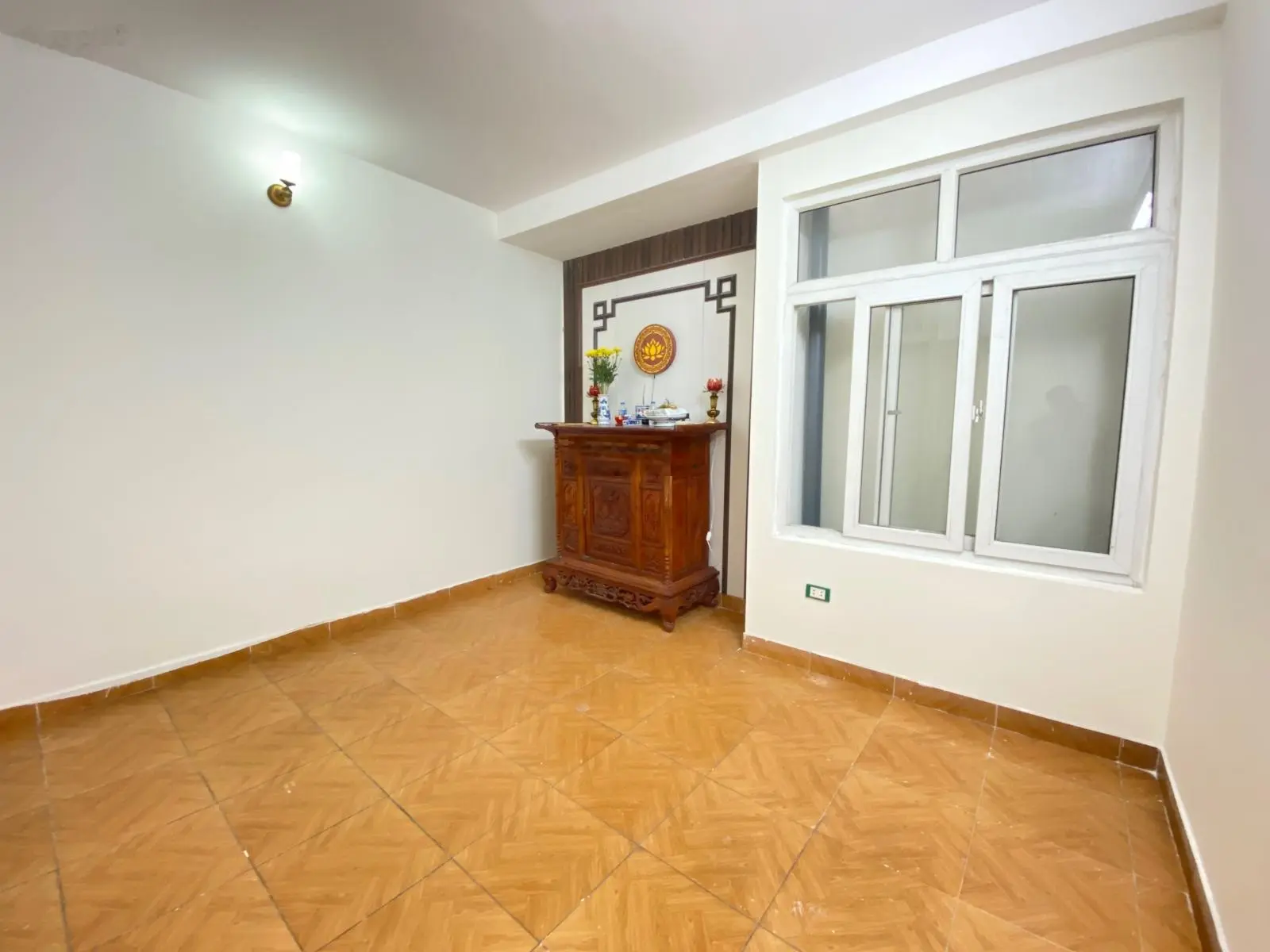 Bán nhà phố Yên Lạc - khu vip dân trí phân lô cán bộ - ngõ thông 2 đầu ô tô - 43m2x4PN. Giá: 8,5 tỷ