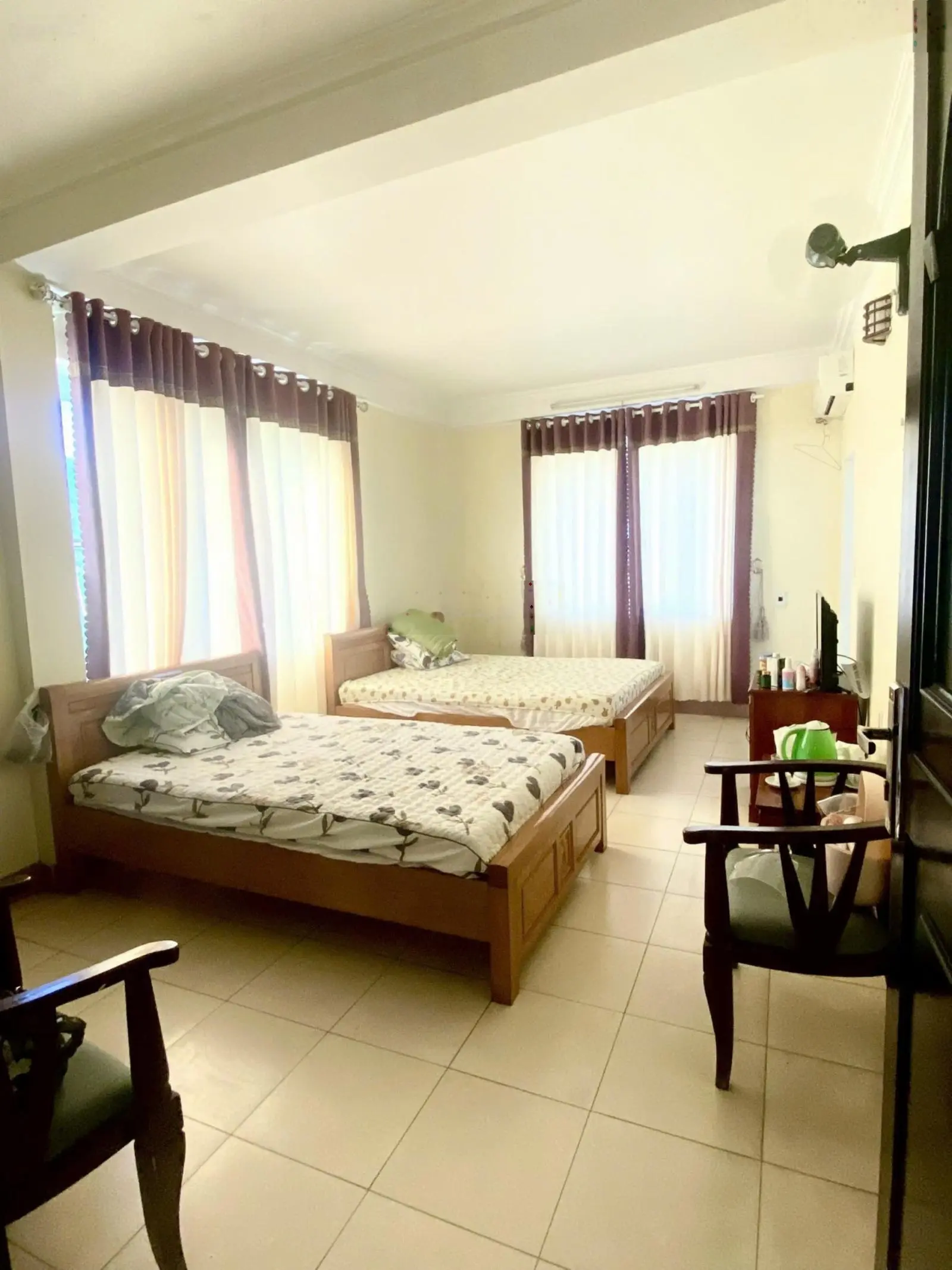 Bán khách sạn Lai Châu, 2200m2, 6 tầng, 50 phòng, sổ riêng, 27 tỷ