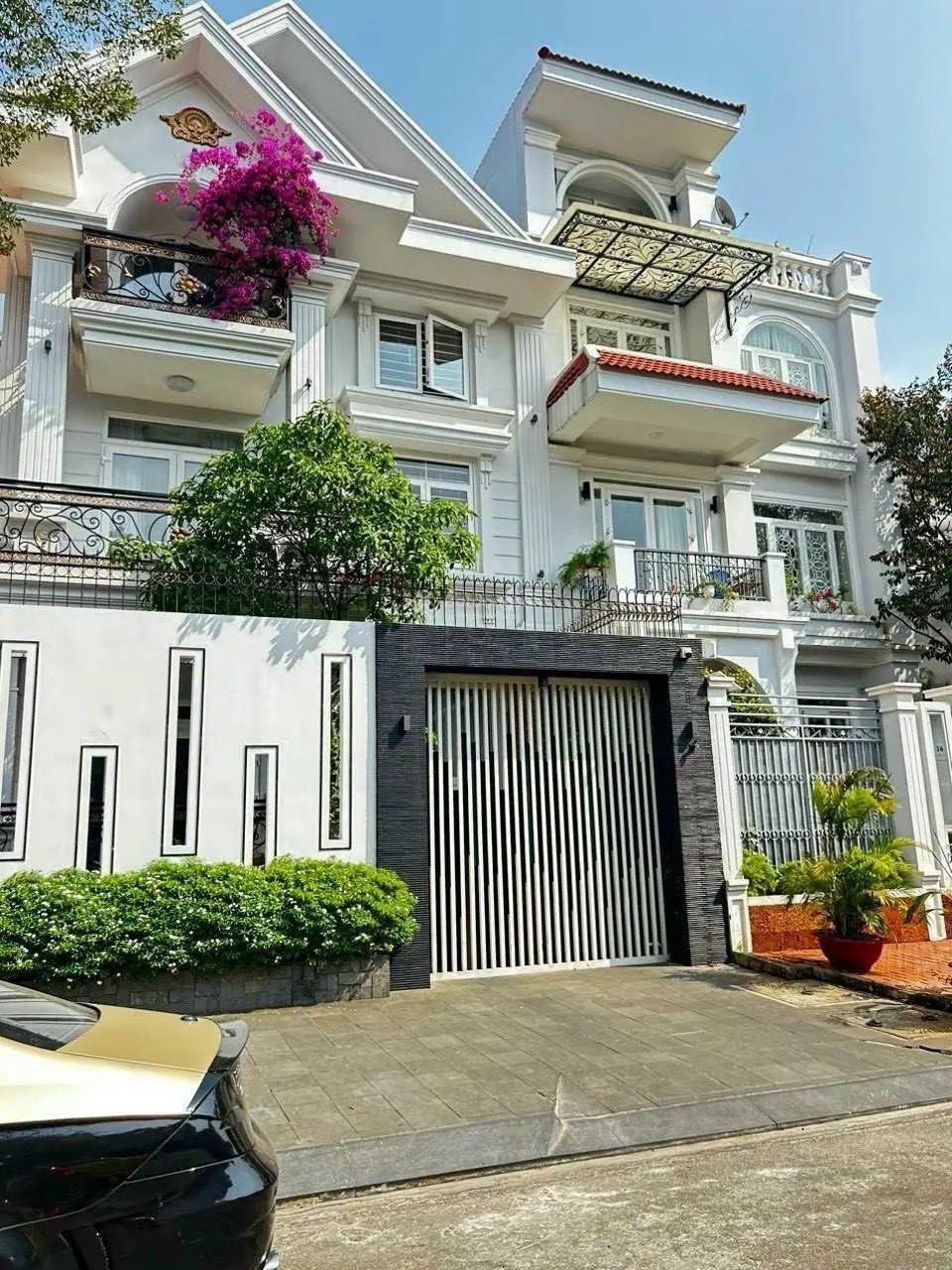 Biệt thự khu vip - đường Nguyễn Văn Hưởng - Thảo Điền. DT: 8 x 25m - 3 lầu - chỉ 46.9 tỷ