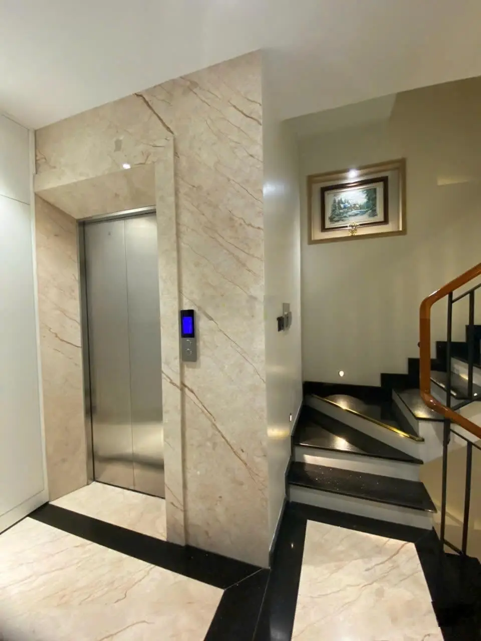Nhà đẹp mới XD, có thang máy, ngay công viên HVT, gần sân bay, Đ. Phạm Văn Hai, TB, DT 6,85x9,2m