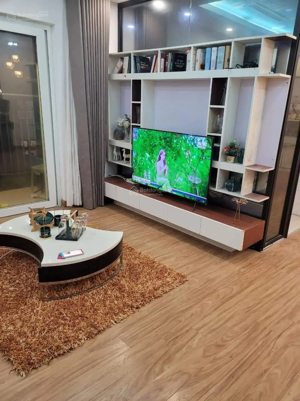 Tôi cần bán nhanh căn hộ 3 phòng ngủ, tầng đẹp, căn góc, 2 mặt thoáng, căn hộ duy nhất giao bán.