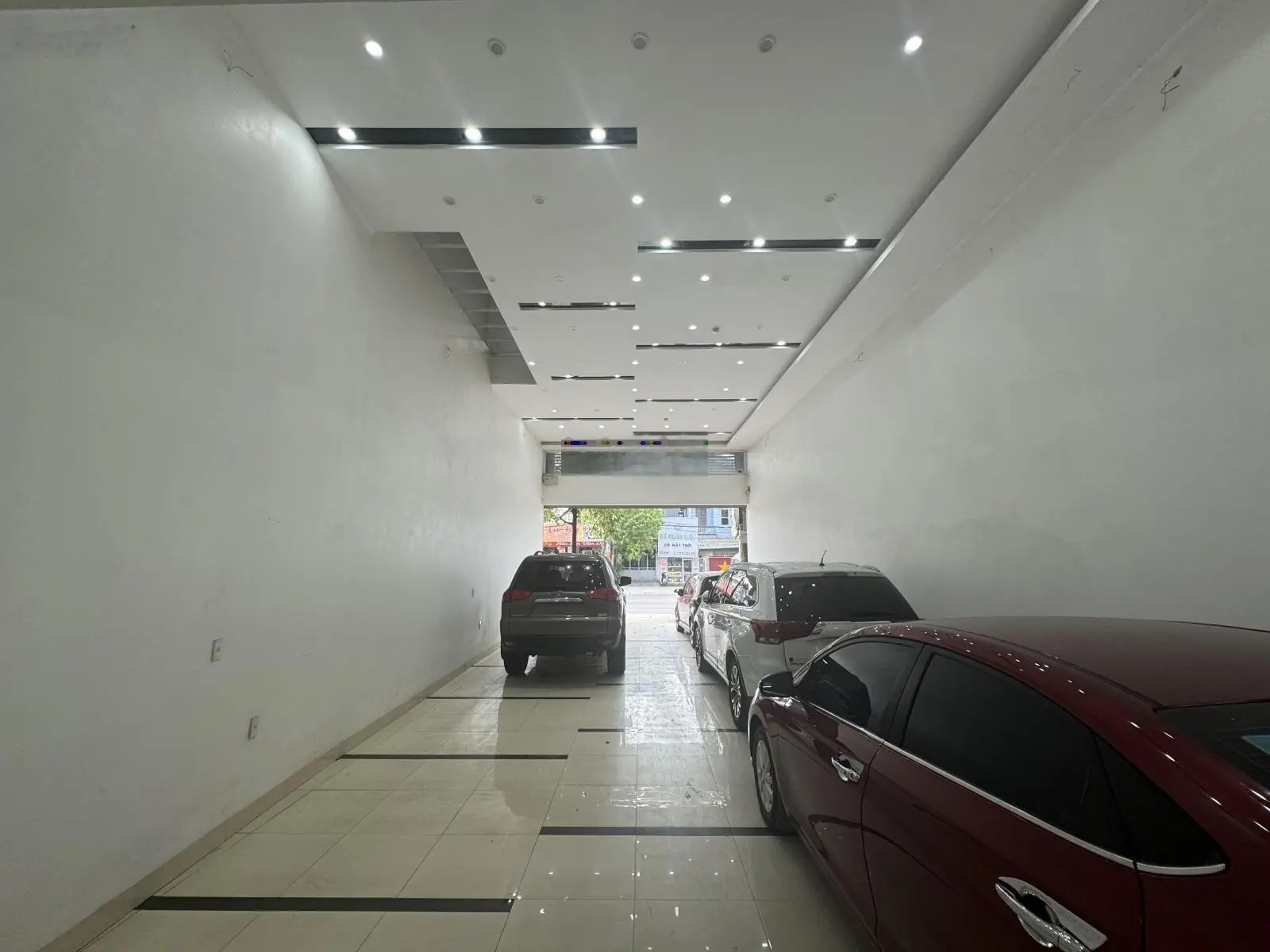 Nhà mặt phố, thuận lợi mọi mặt, giao dịch được ngay bìa đỏ trao tay