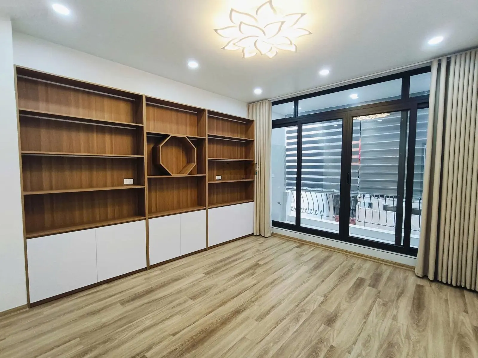 Đẳng cấp! Nguyễn Phúc Lai - Phân lô - Ô tô - 43m2 - 4 tầng - 15.5 tỷ