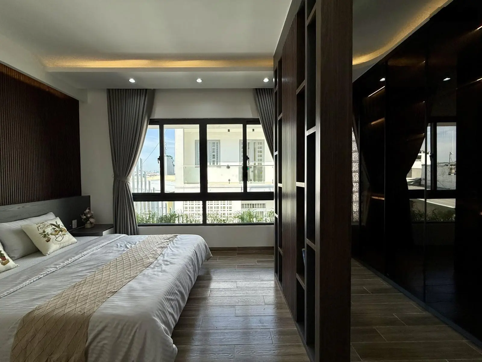 Nhà ngay ngã tư ga, sát bên chợ Cầu Đồng, DT:5,2X10M, Lửng, 3Lầu, 4PN, Gara ô tô, Sân thượng.