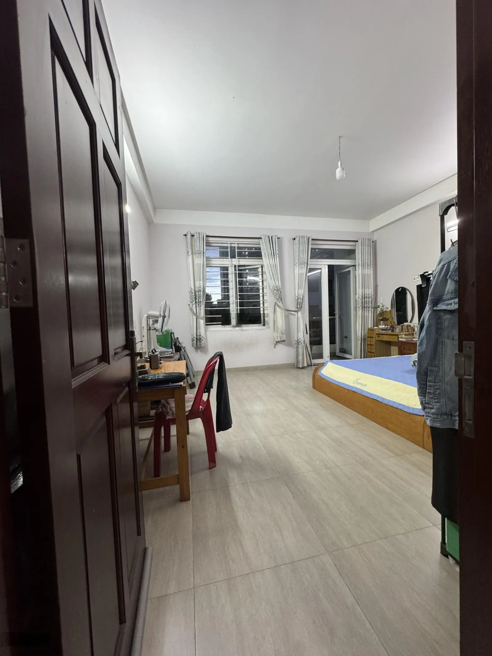 Bán nhà xây sẵn nguyên căn đang ở có sổ hồng riêng 3,5 lầu đường 22m hướng Đông Nam