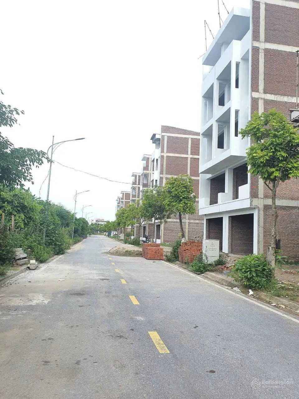 Cần bán nhà 5 tầng xây thô tại Trần Hưng Đạo - TPHD, giá 4.380tr, S 78m2/sàn MT 5m. LH: 0979 020 ***