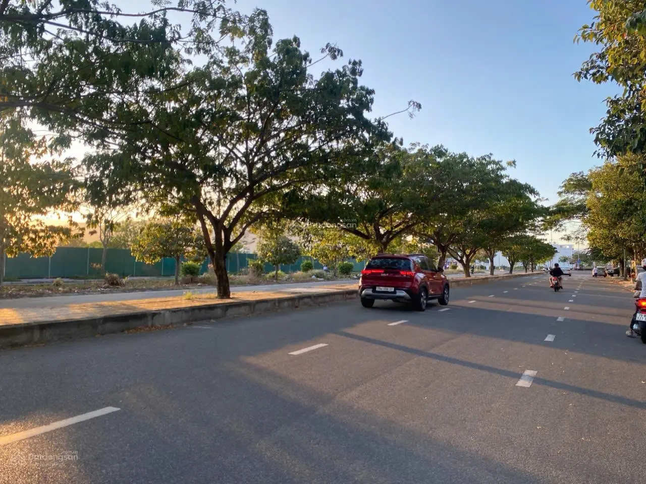 Bán nhà 4 tầng mặt tiền đường Võ Văn Kiệt DT 100m2, có sẵn điện năng lượng, để lại nội thất có TL