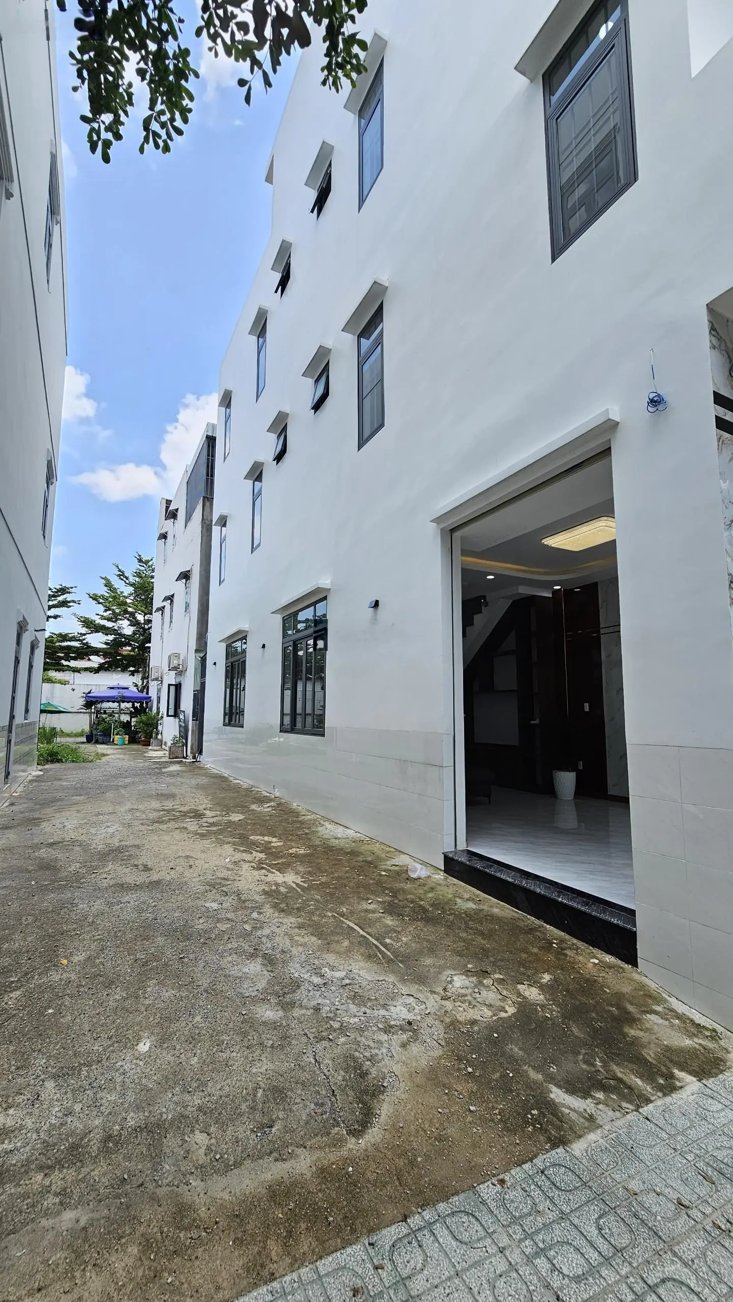 3 tỷ 950 bán nhà 2 mặt tiền 1 trệt 2 lầu KDC đẹp, P. Bình Chuẩn, TP. Thuận An