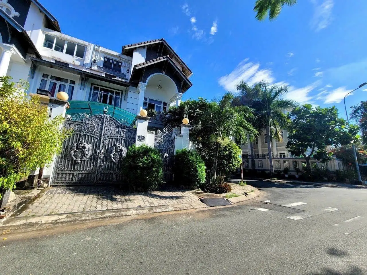 Biệt thự góc 2 mặt tiền view thoáng mát ngay cạnh công viên lớn DT 230m2 giá bán nhanh chỉ 38 tỷ