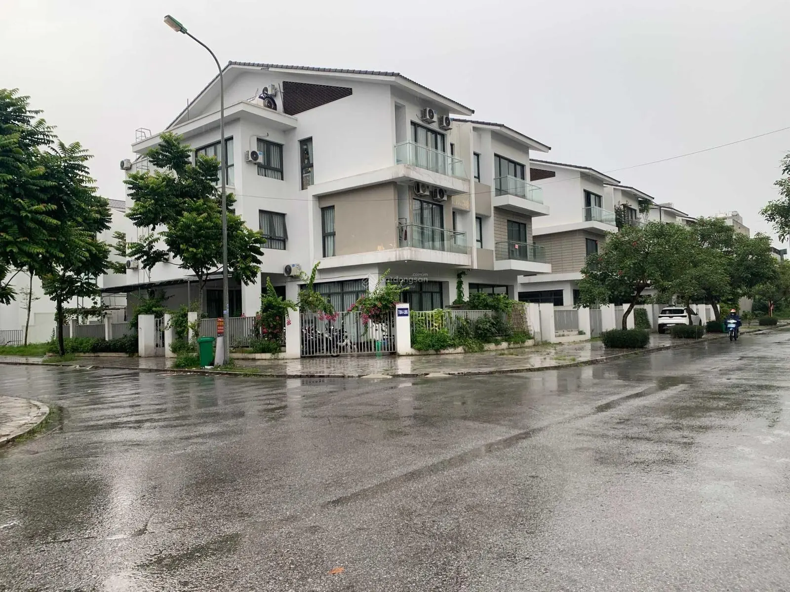 Gia đình cần bán ngay căn biệt thự 172m2 hai mặt công viên hướng mát giá rẻ. LH: 0941 613 ***